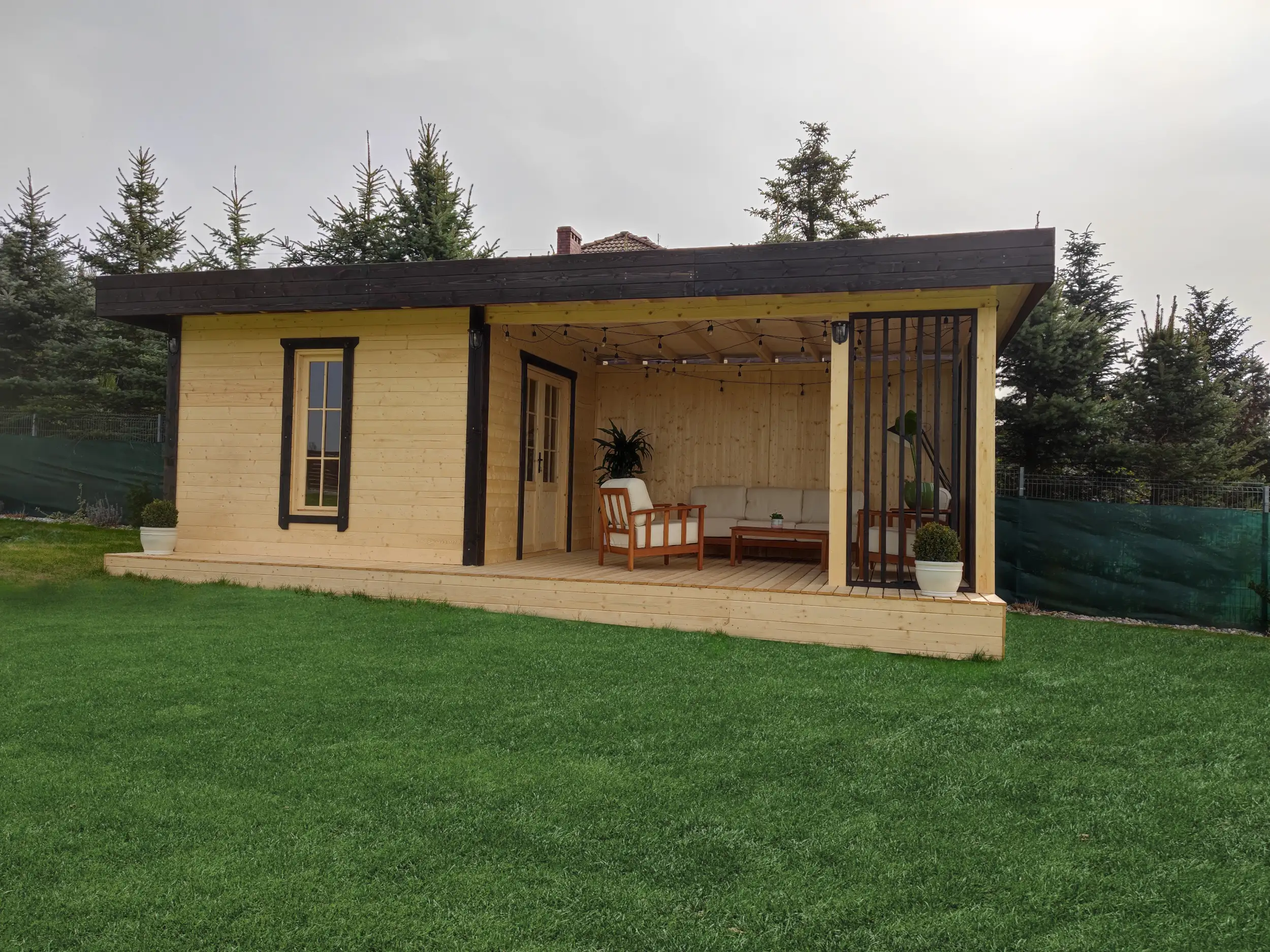 Nowoczesna altana ogrodowa przy domku Nataniel