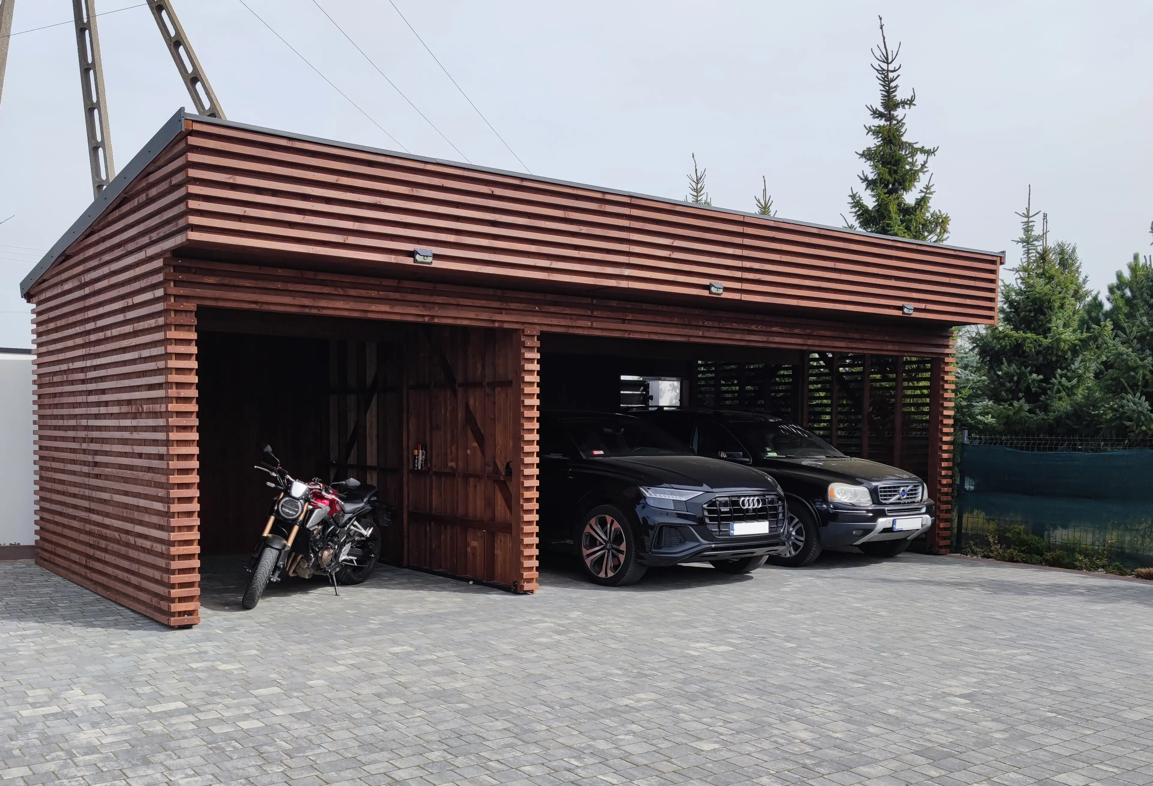 Nowoczesna wiata samochodowa z drewna