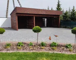 Stylowa wiata zadaszenie – drewno jako eleganckie wykończenie