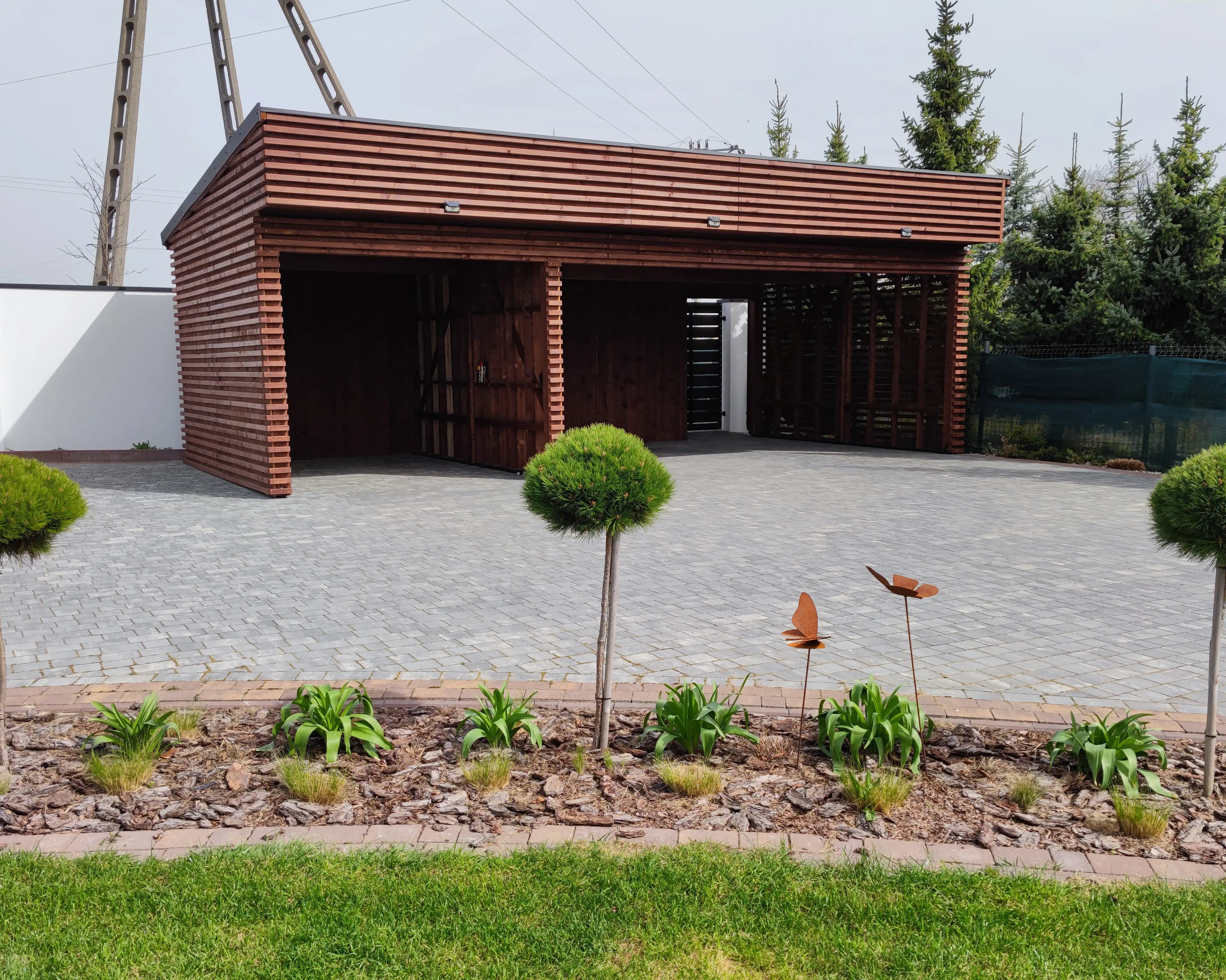 Stylowa wiata zadaszenie – drewno jako eleganckie wykończenie