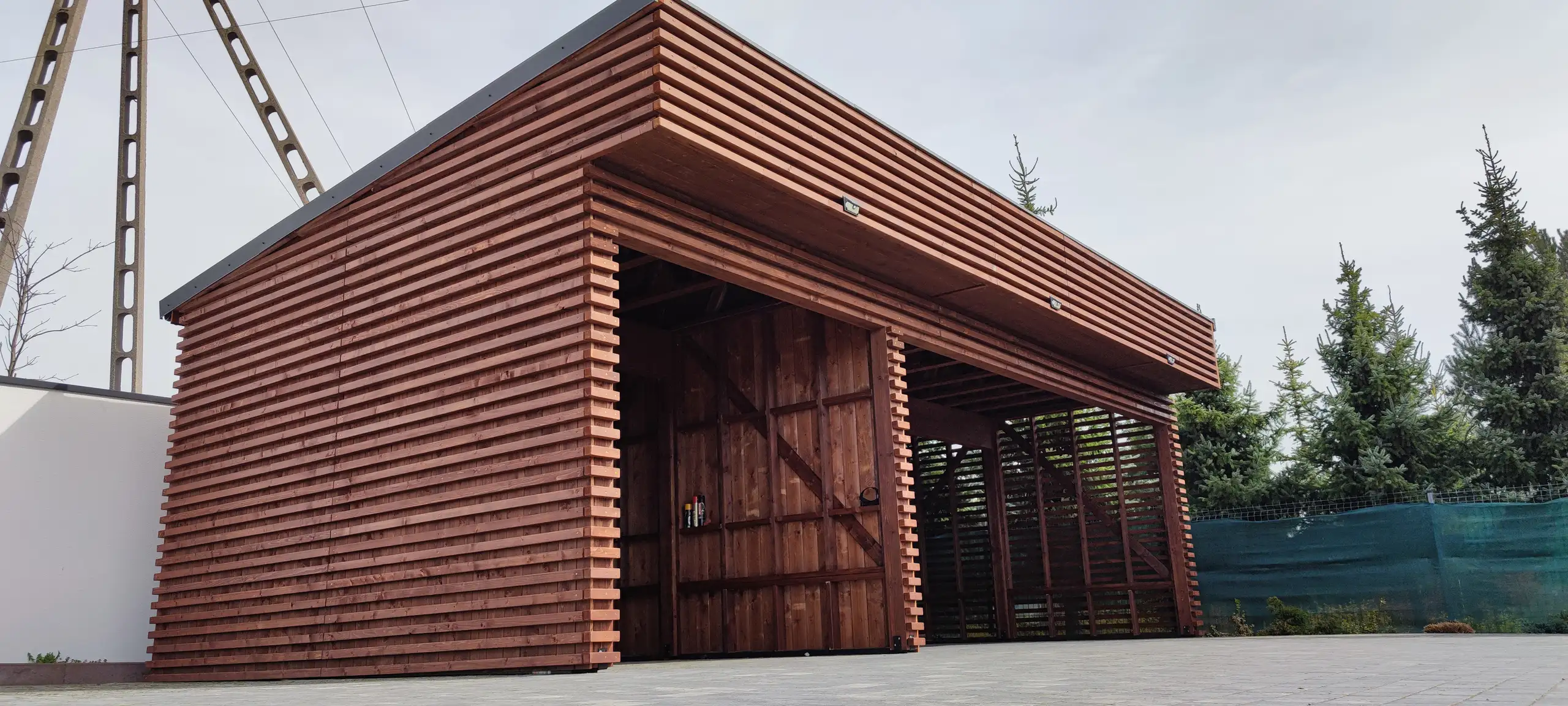 Drewniana wiata Laura 9x5m – Ochrona dla trzech pojazdów