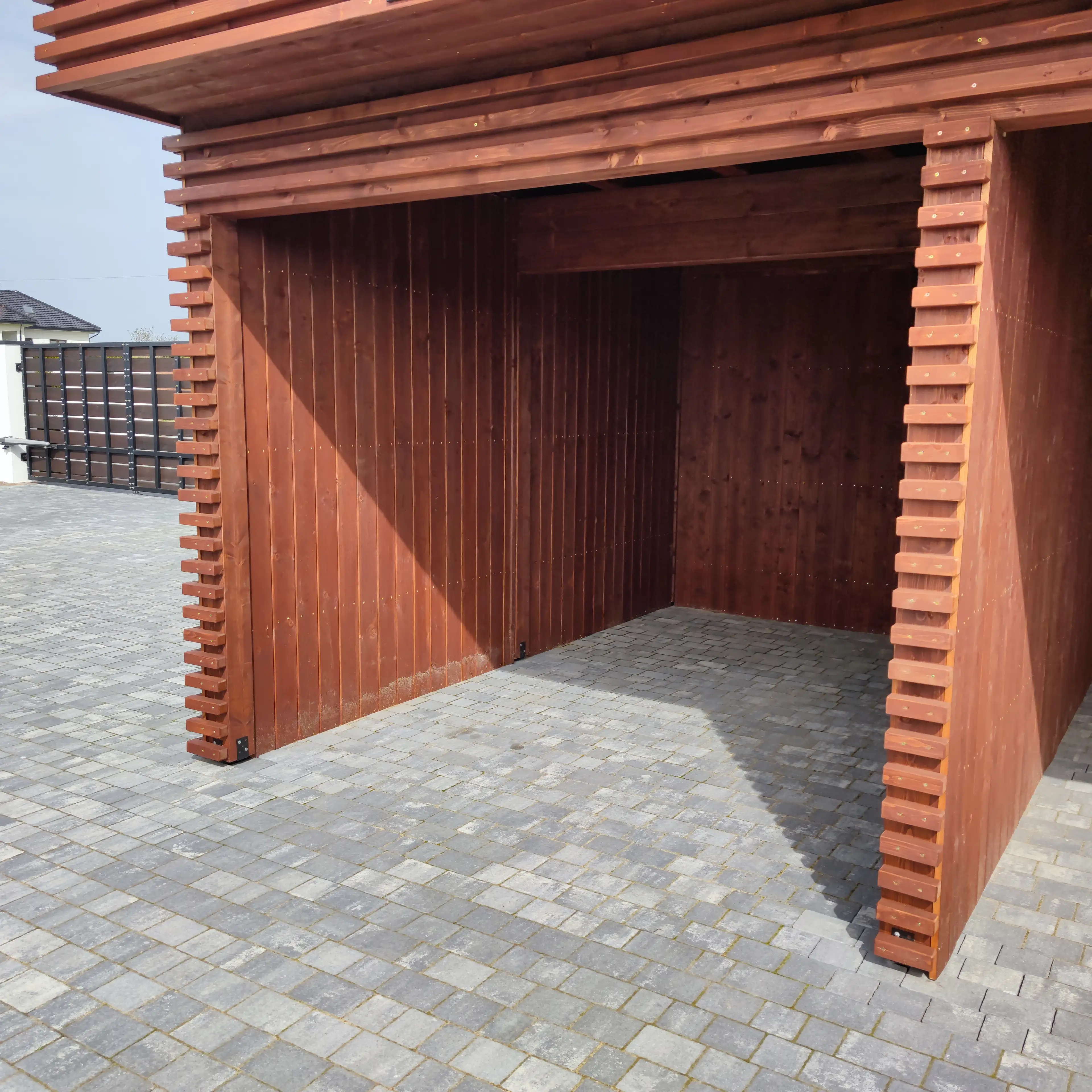 Wiata parkingowa – garaż na trzy samochody