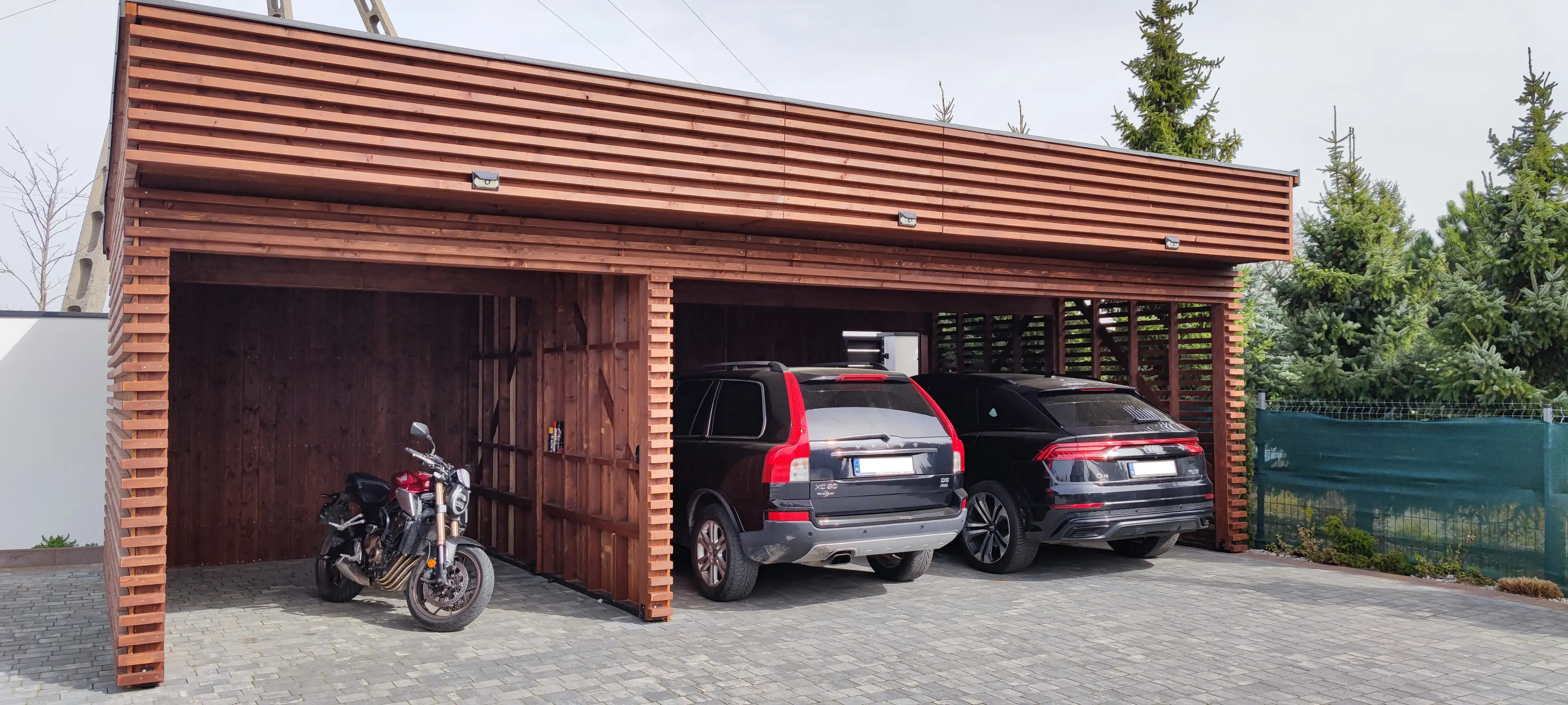 Wiata samochodowa o modernistycznym designie