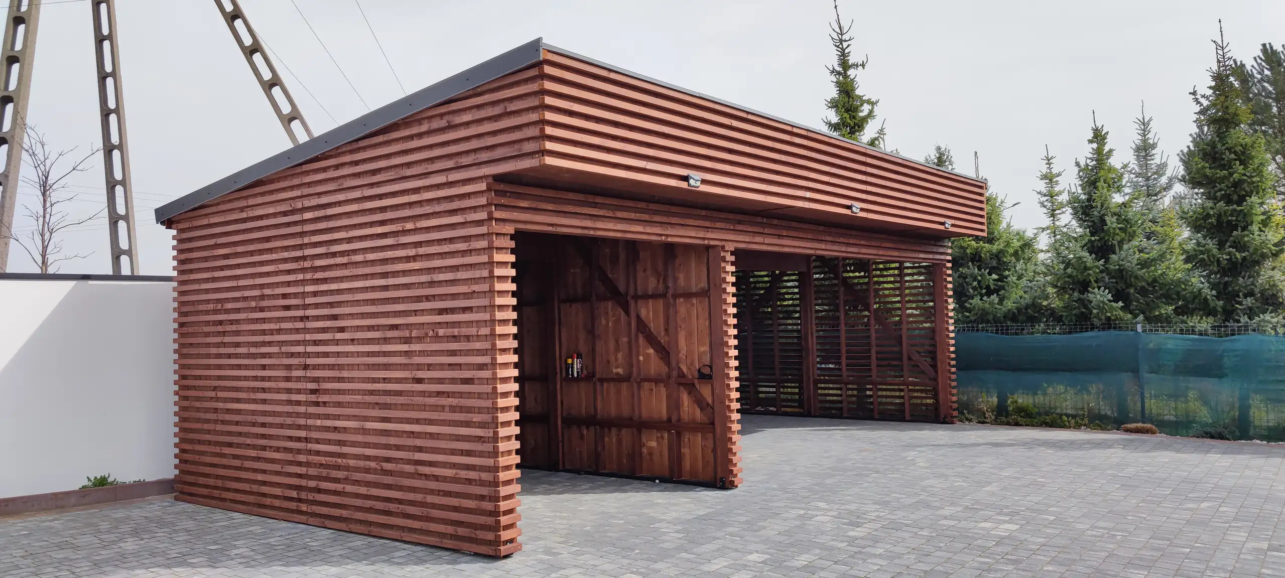 Drewniana wiata Laura 9x5m – Ochrona dla trzech pojazdów