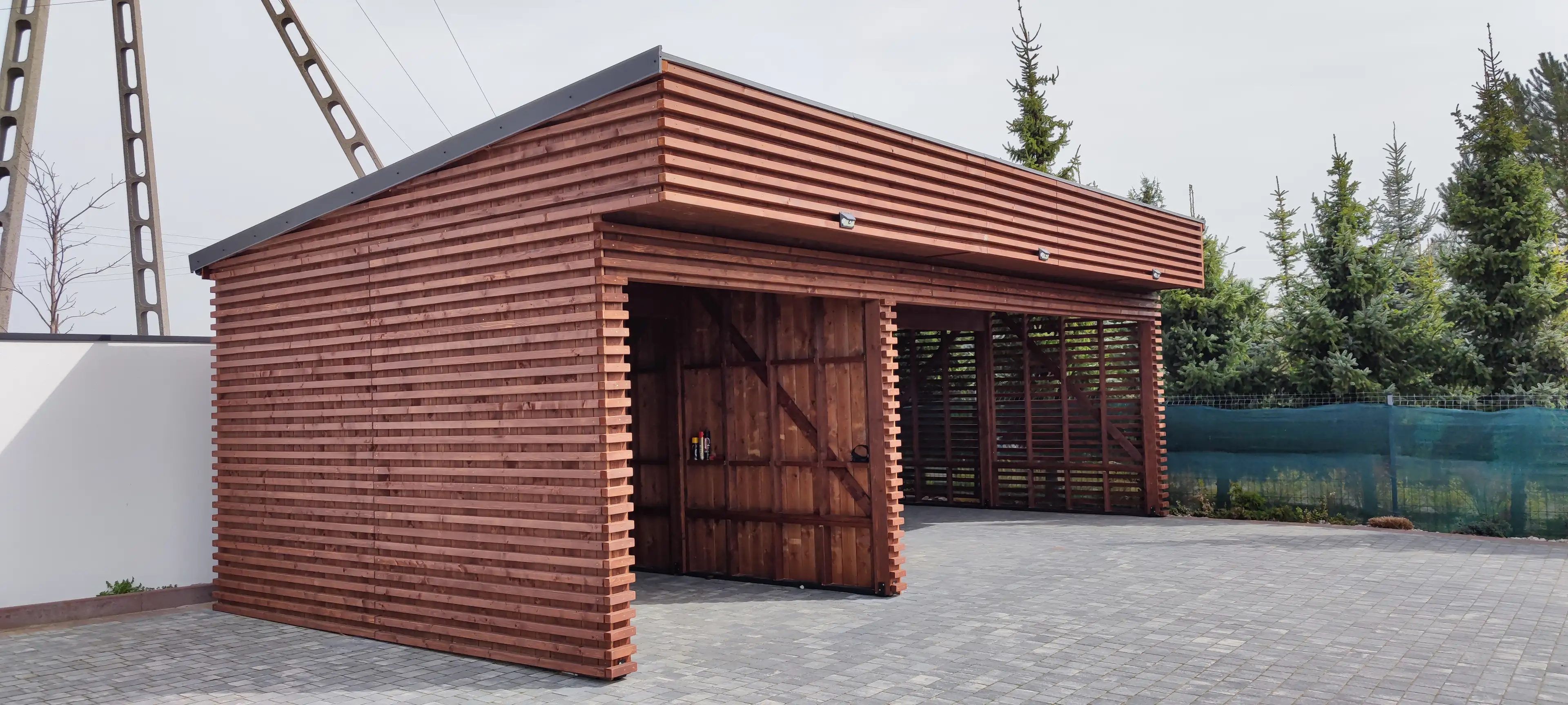 Drewniane zadaszenie na trzy auta – estetyczne i praktyczne rozwiązanie