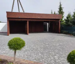 Carport na trzy auta – drewno jako trwały materiał