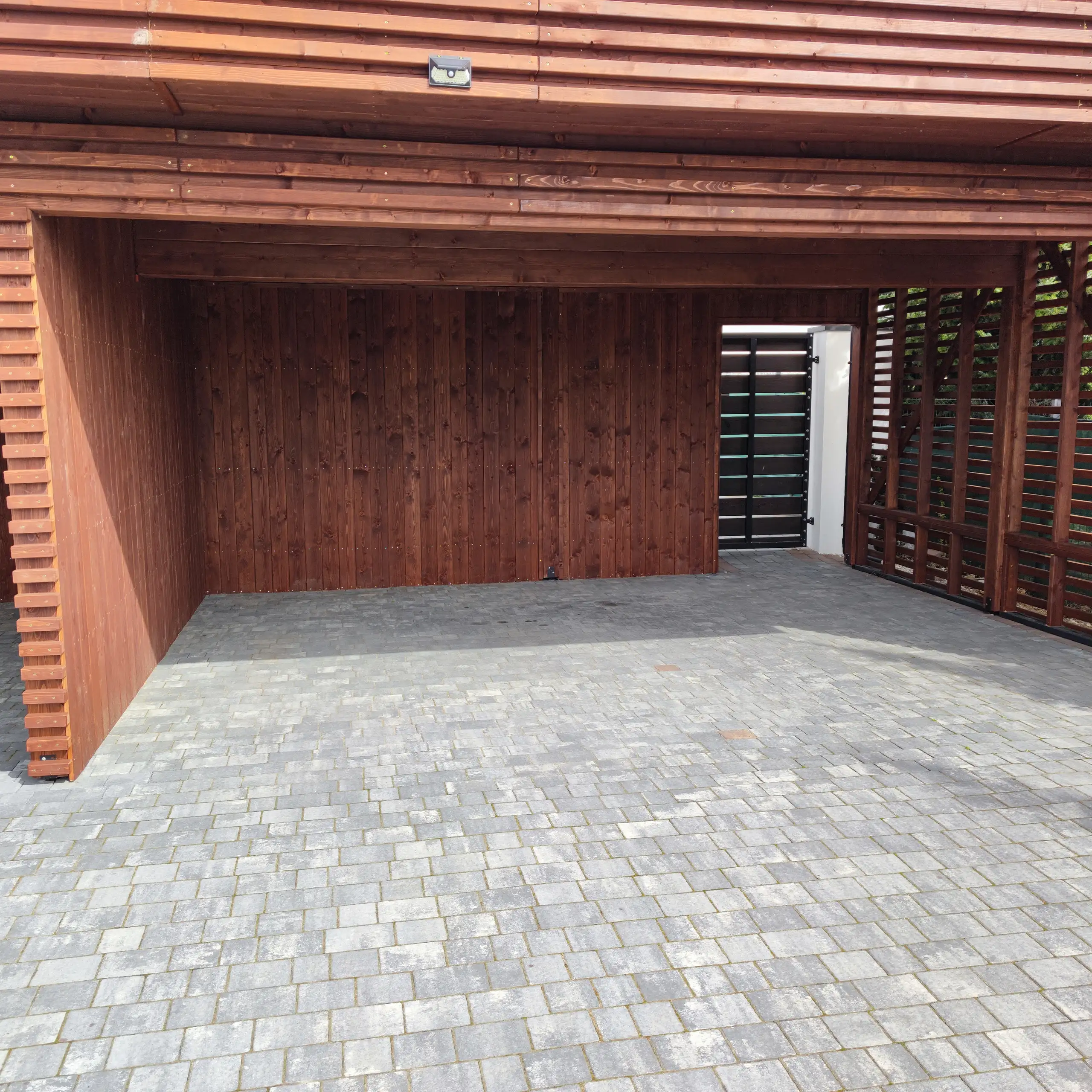 Drewniana wiata Laura 9x5m – Ochrona dla trzech pojazdów