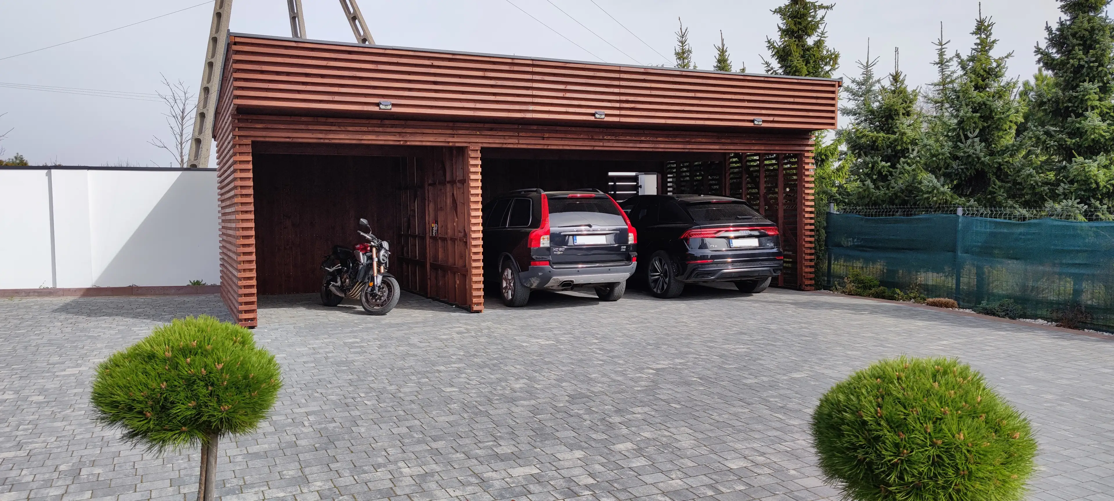 Carport na trzy samochody – minimalistyczny design
