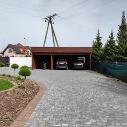 Drewniana wiata parkingowa – idealna ochrona przed deszczem