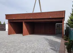 Modernistyczny garaż drewniany