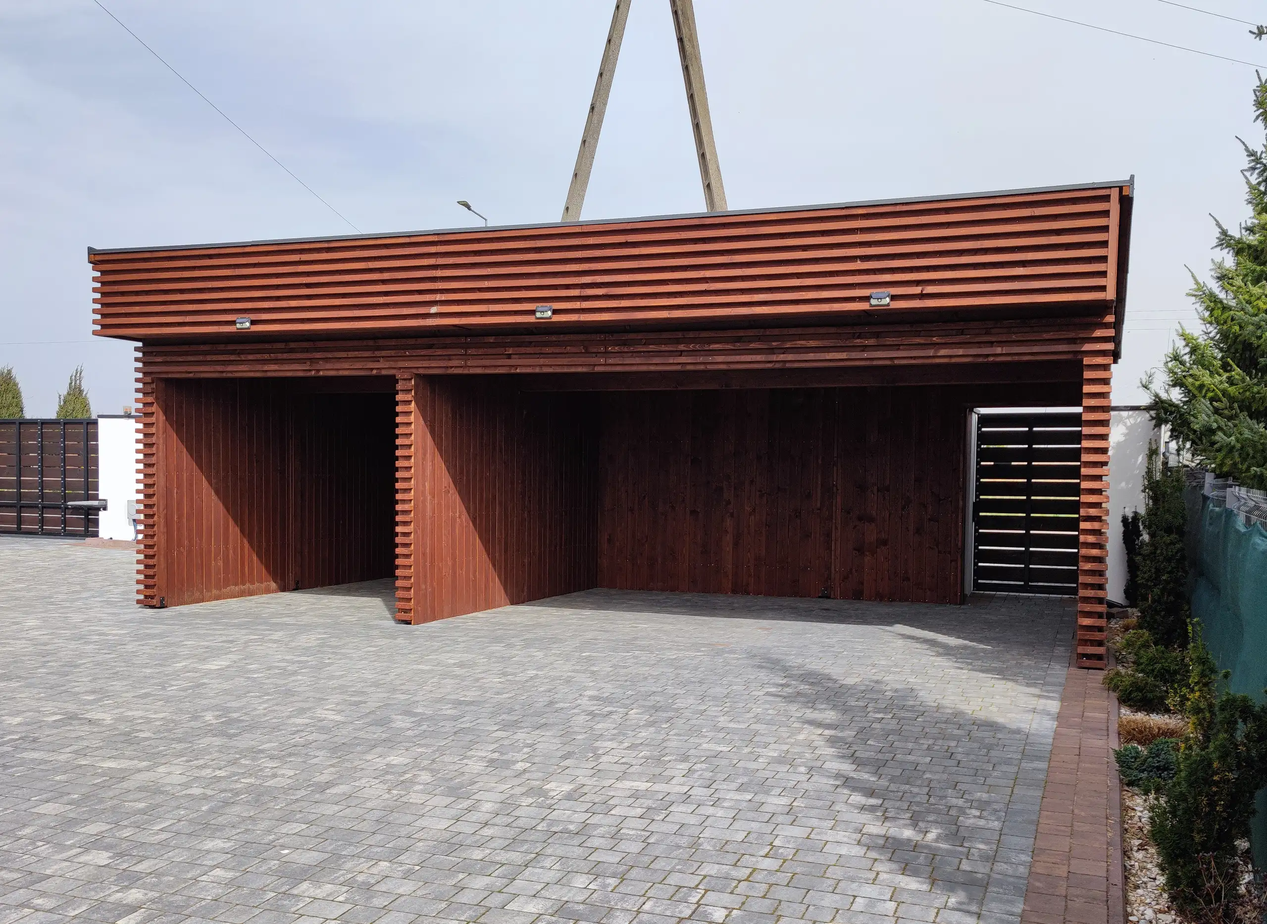 Drewniana wiata Laura 9x5m – Ochrona dla trzech pojazdów