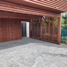 Drewniane miejsce parkingowe – wiata na trzy auta