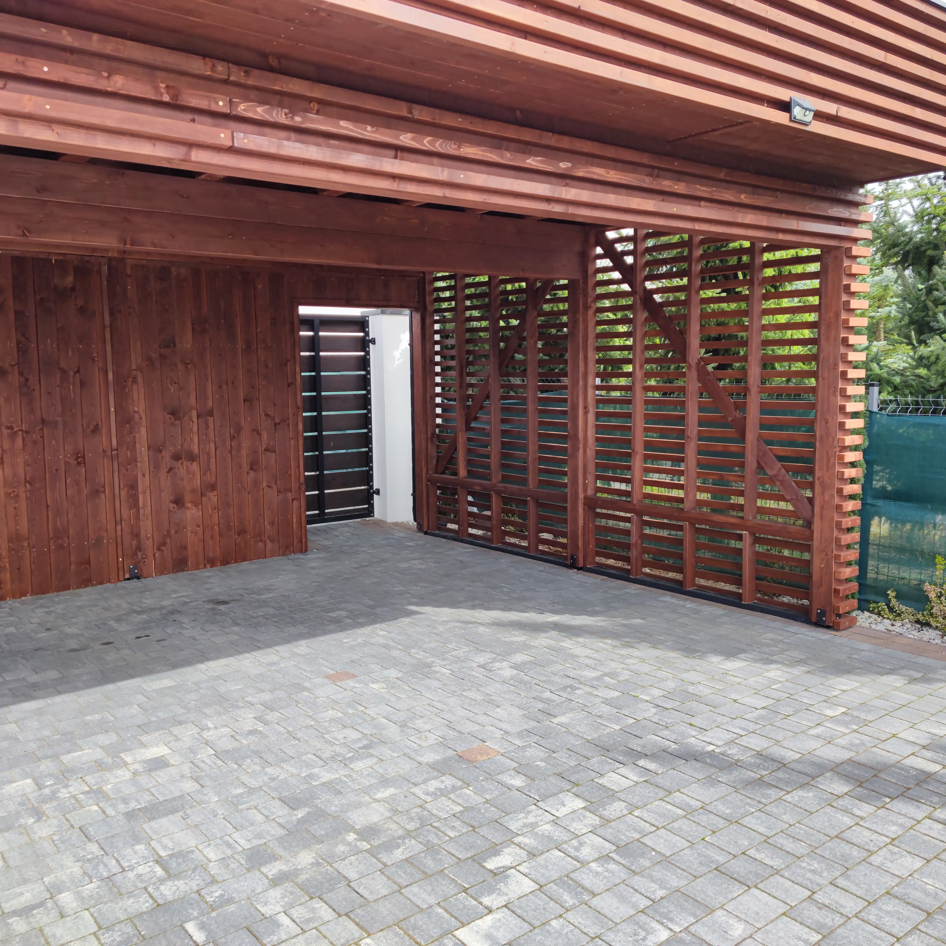 Drewniane miejsce parkingowe – wiata na trzy auta