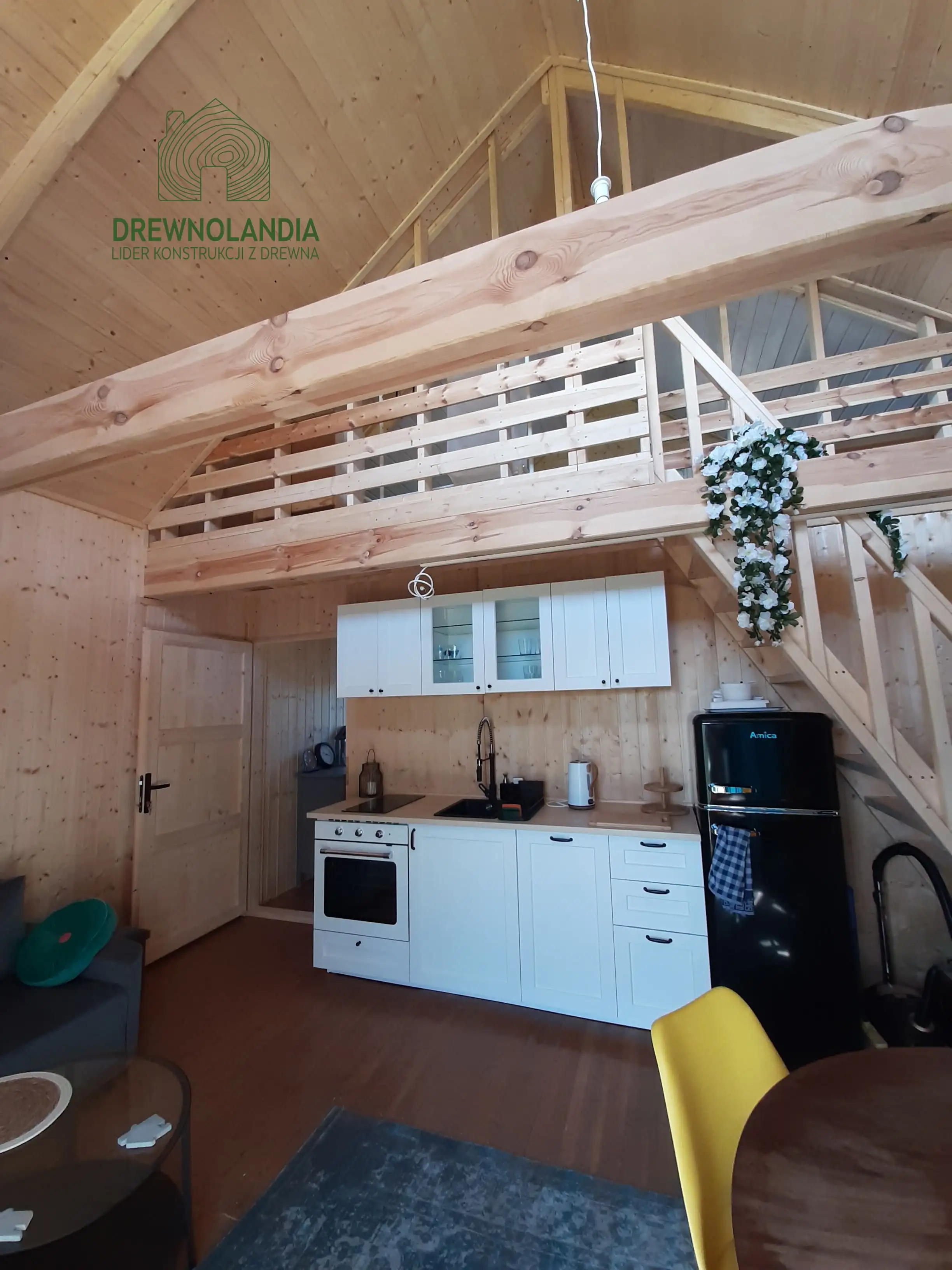 CRA6 PLUS – przestronny domek całoroczny z tarasem i naturalnym wykończeniem