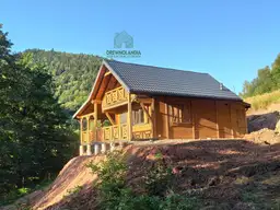 Domek CRP6 z poddaszem, drewniany i całoroczny, o powierzchni 35 m²