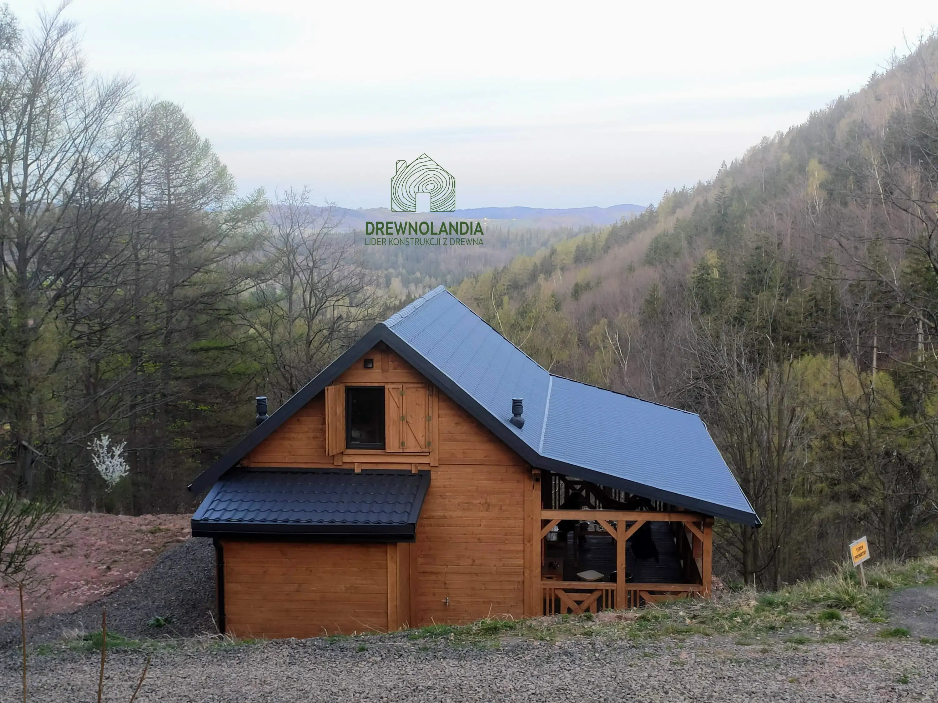 Całoroczny drewniany domek mieszkalny CRP6 PLUS z poddaszem