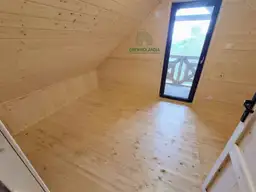 Drewniany domek CRP6 PLUS - całoroczny z poddaszem, o powierzchni 35 m²