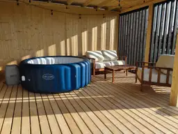 Altana wypoczynkowa z jacuzzi i sauną – doskonała do ogrodu