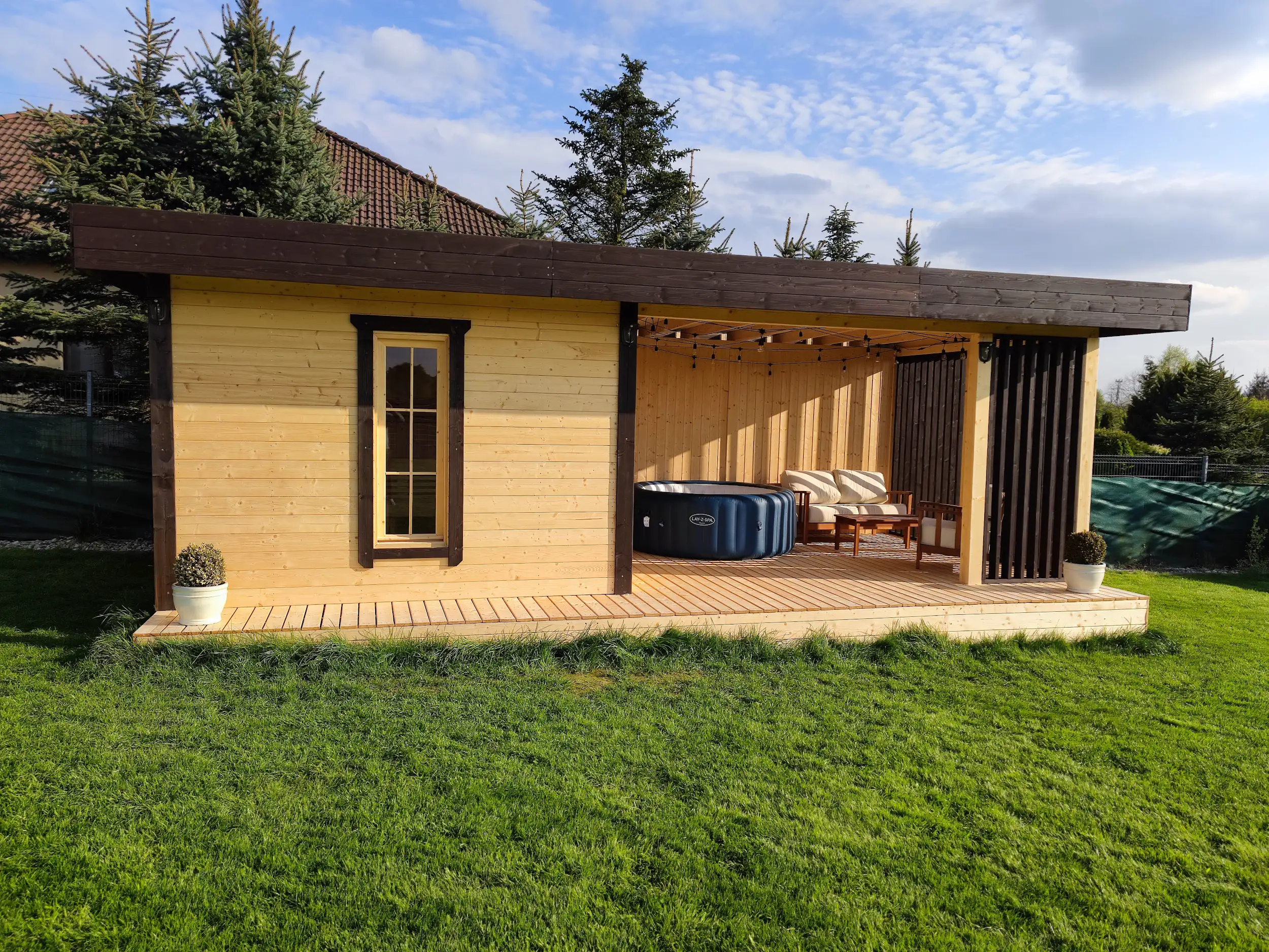 Sauna ogrodowa 8m x 3,5m z przestrzenią wypoczynkową