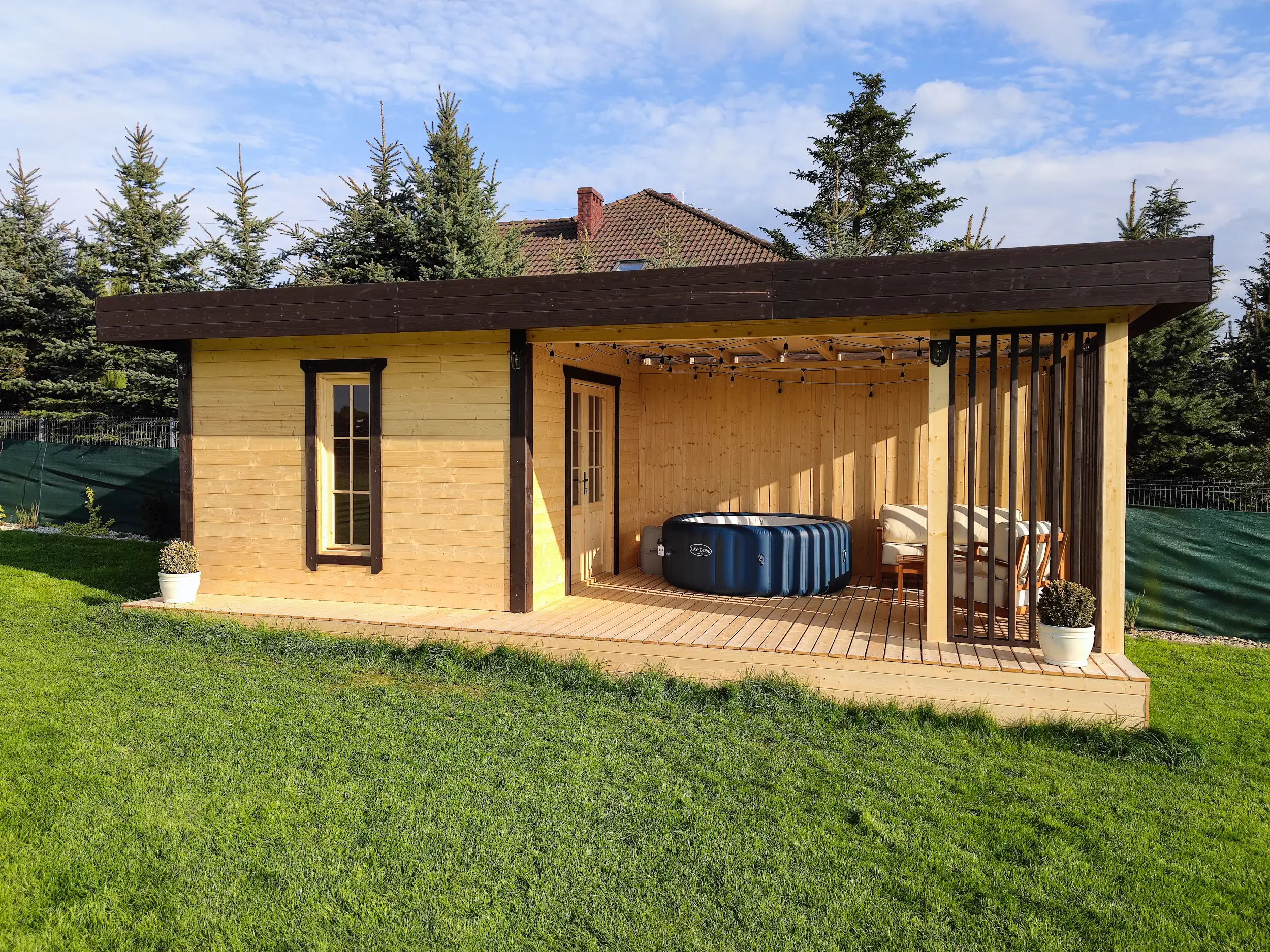 Sauna ogrodowa 8m x 3,5m z przestrzenią wypoczynkową