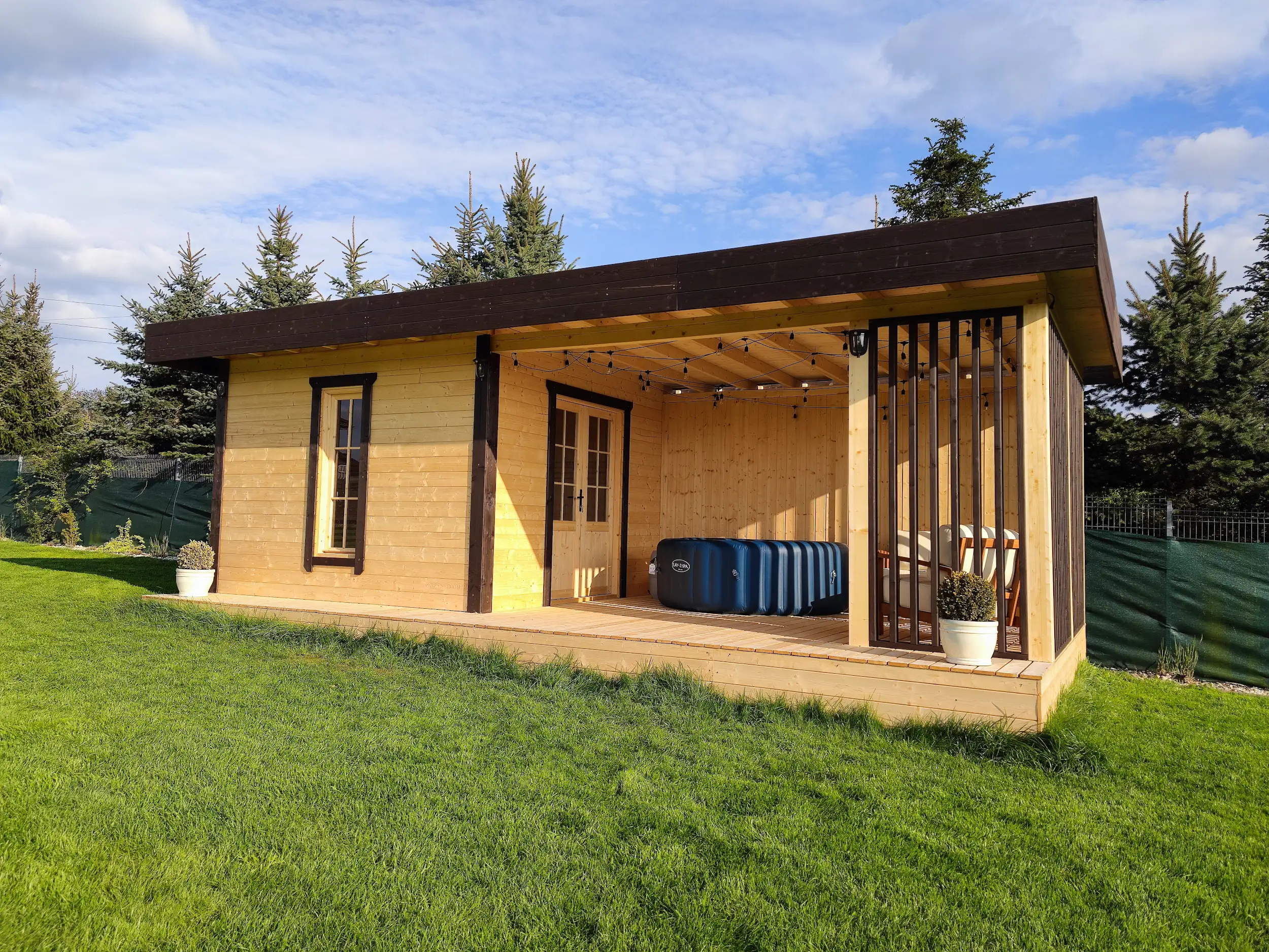 Sauna ogrodowa 8m x 3,5m z przestrzenią wypoczynkową