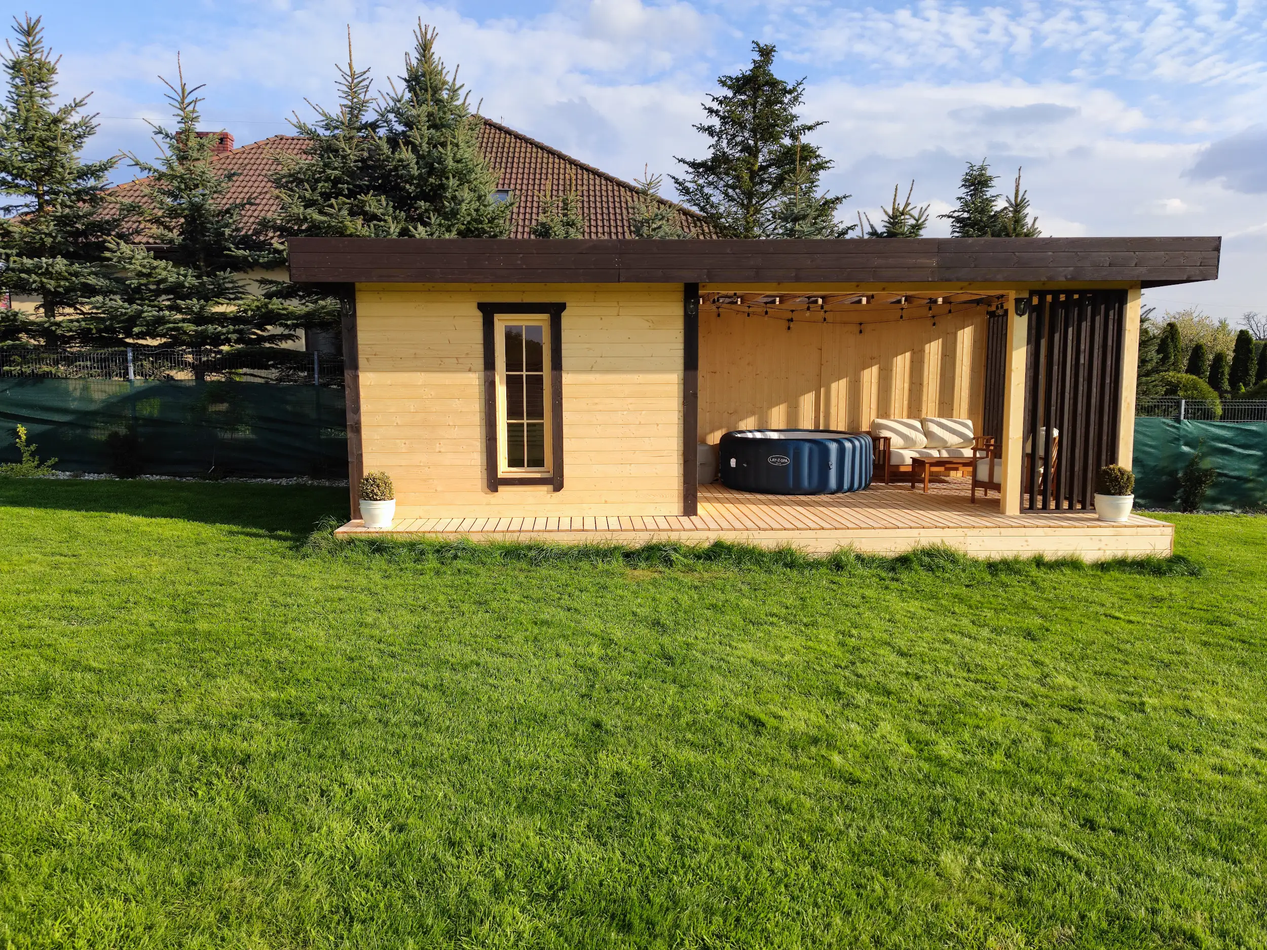 Sauna ogrodowa 8m x 3,5m z przestrzenią wypoczynkową