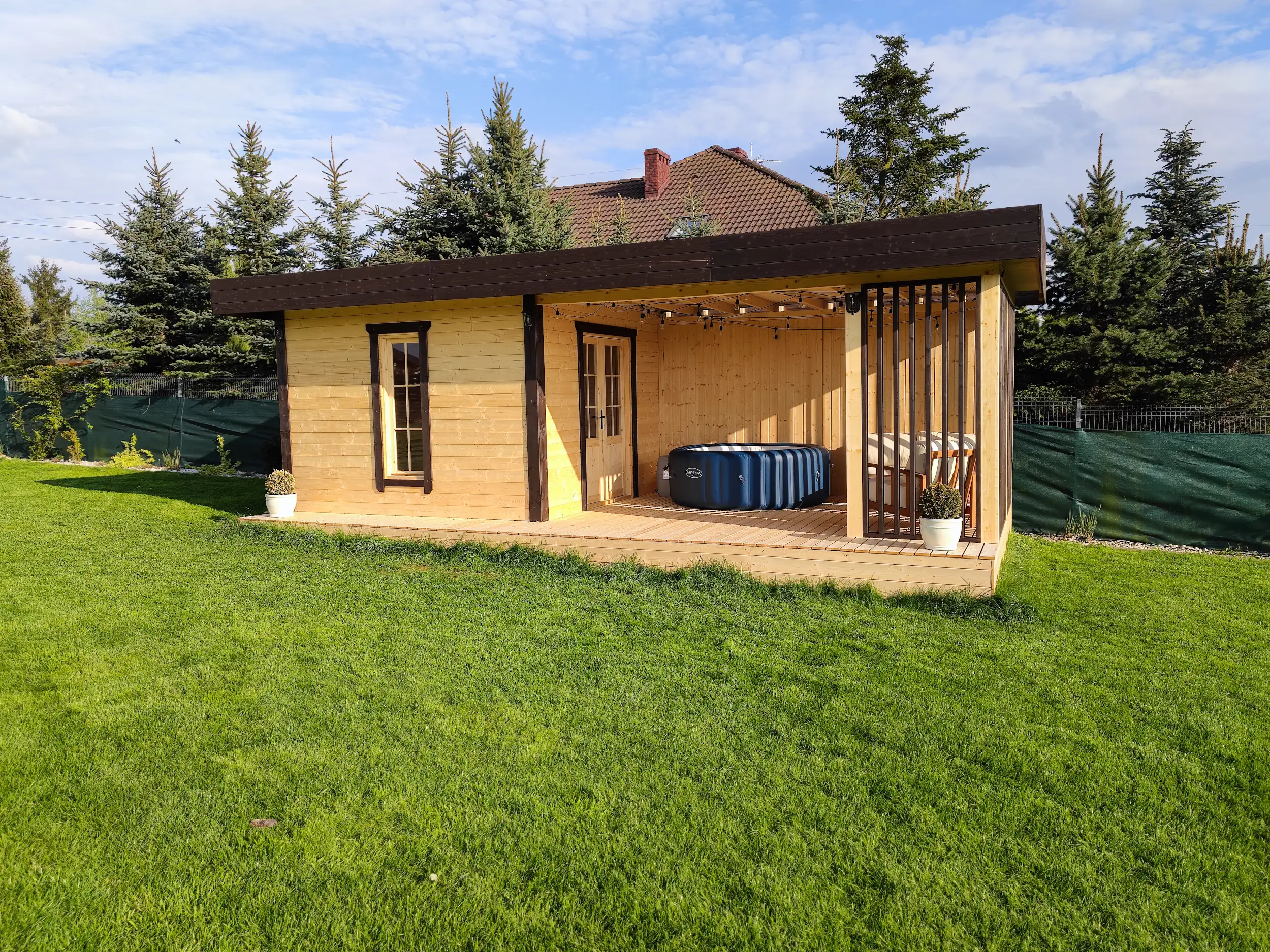 Sauna ogrodowa 8m x 3,5m z przestrzenią wypoczynkową