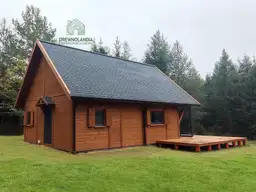 Nowoczesny dom z drewna o kompaktowych wymiarach - idealny wybór na wakacyjny wypoczynek