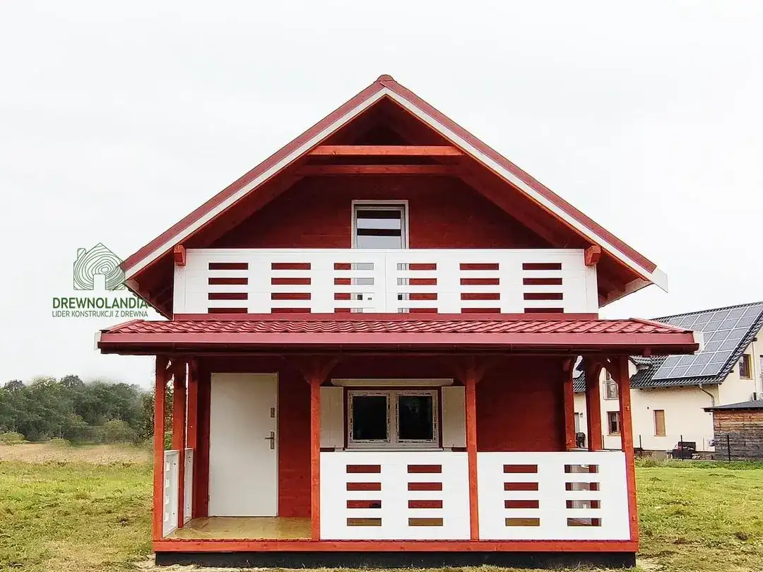 Drewniany domek CRP7 PLUS o powierzchni 33 m² z tarasem - całoroczny i funkcjonalny