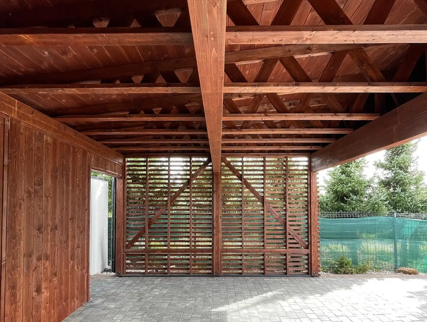 Drewniana wiata Laura 9x5m – Ochrona dla trzech pojazdów