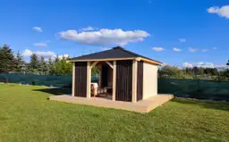 Altana wypoczynkowa z drewna – idealna na letnie popołudnia