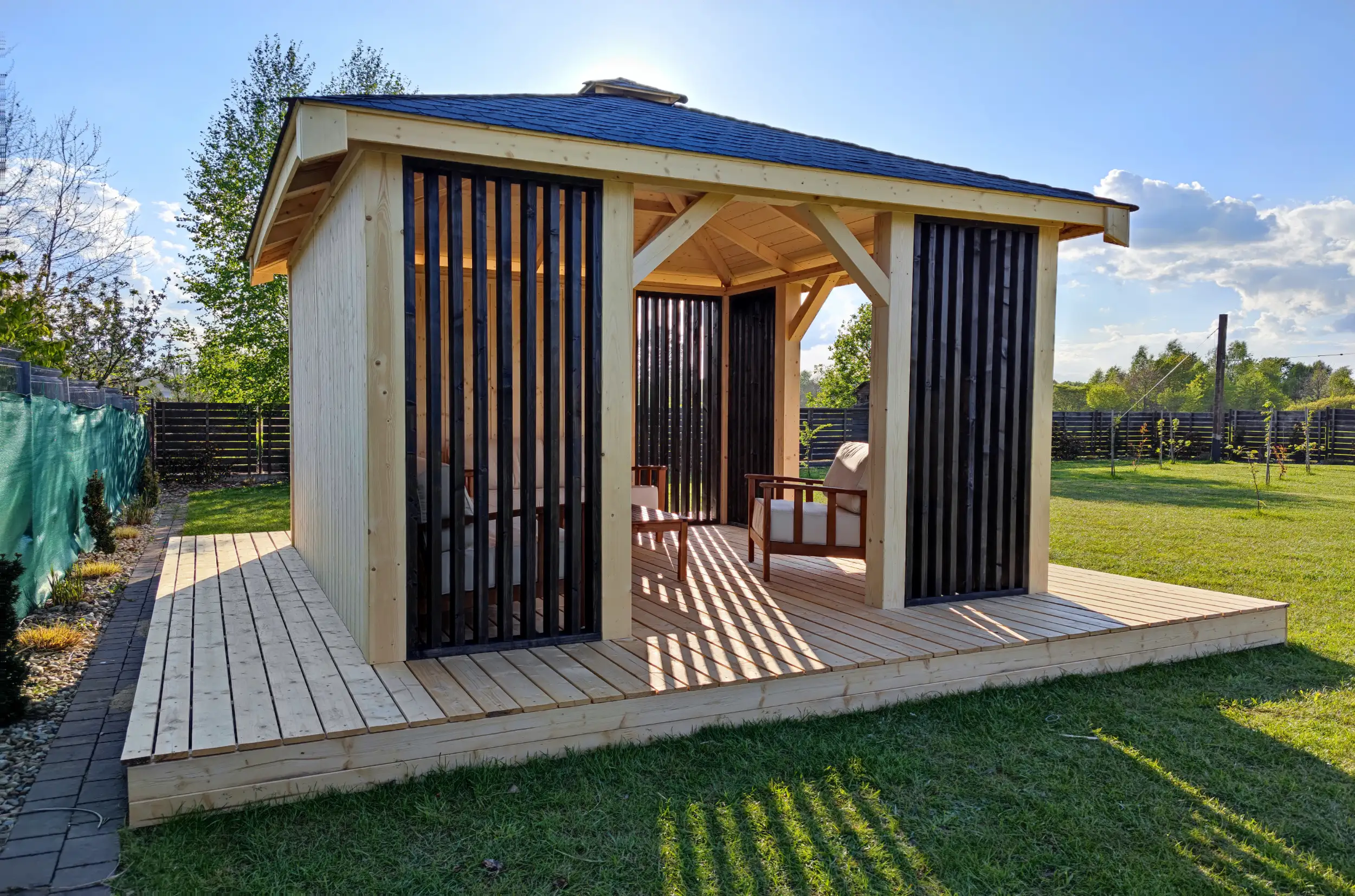 Altanka rekreacyjna drewniana – elegancja w Twoim ogrodzie