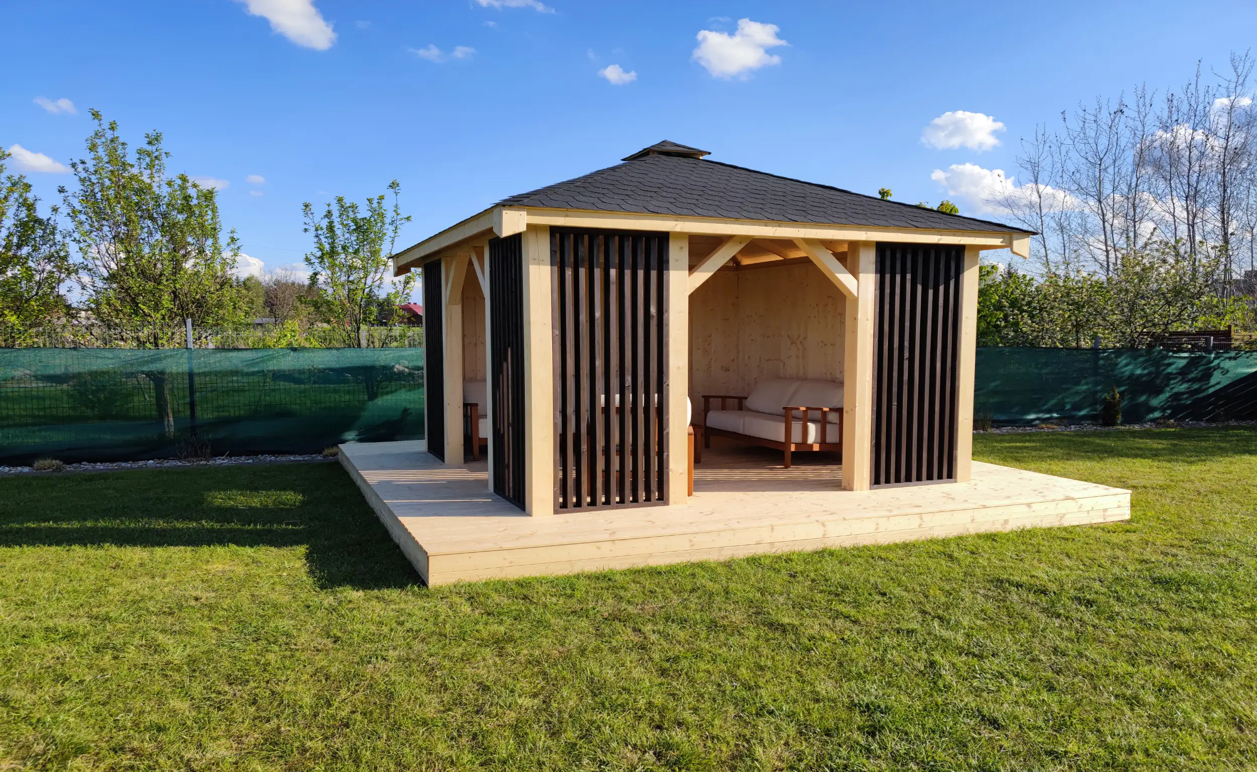 Elegancka altana ogrodowa – kwintesencja stylu i funkcjonalności