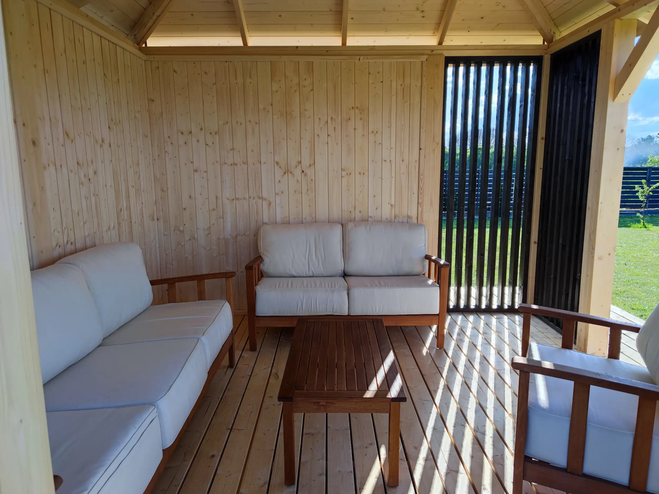 Drewniana altana na ogród – idealna do relaksu