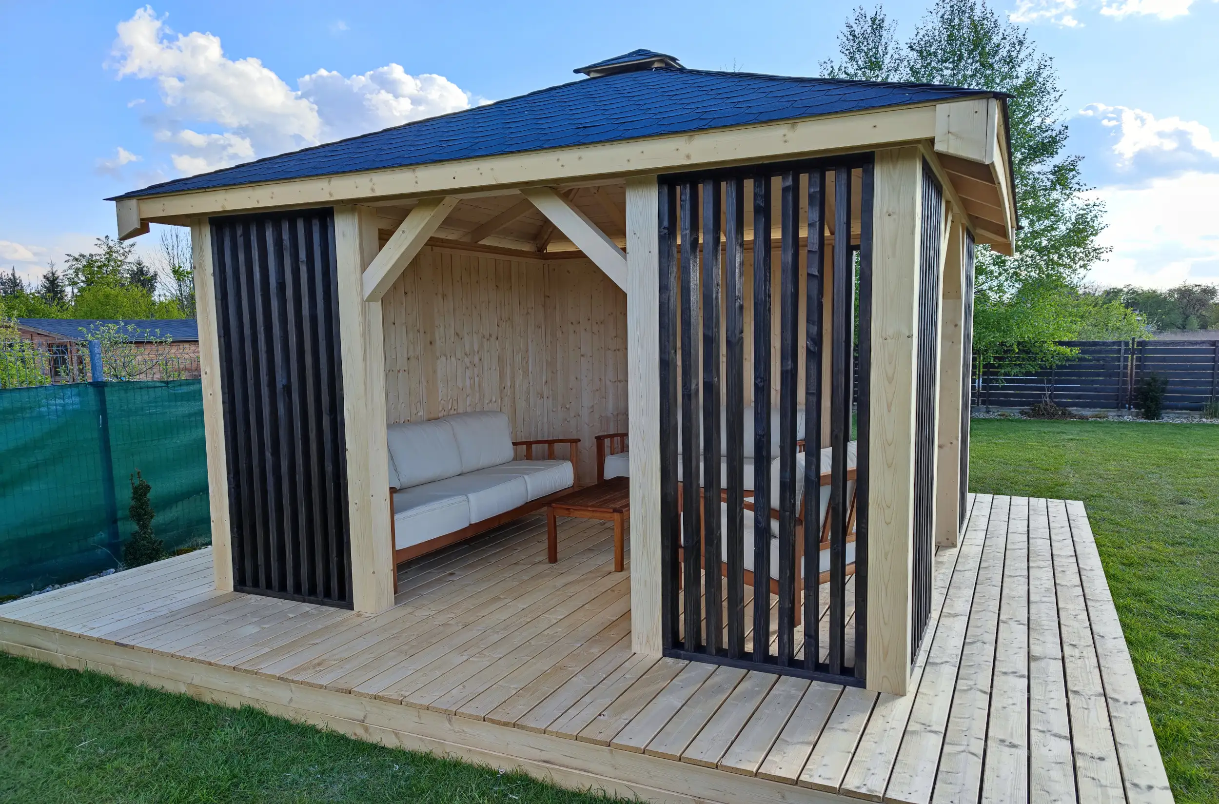 Altana Branda z drewna – solidne wykonanie i estetyczny wygląd