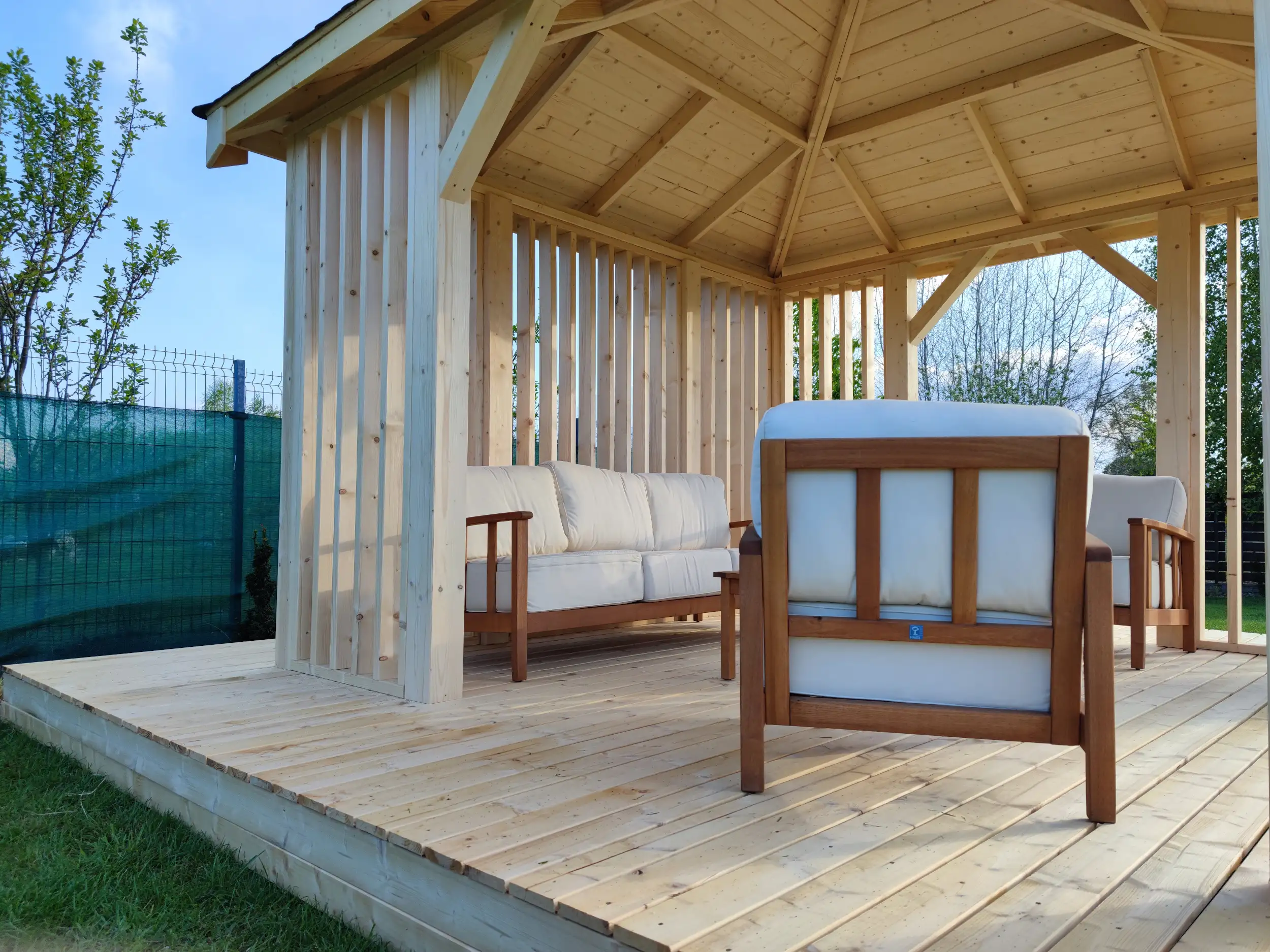 Wypoczynek w altanie drewnianej Nela – elegancki dodatek do ogrodu