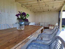 Designerska altana z drewna Natalia II – idealna przestrzeń na letnie spotkania przy grillu