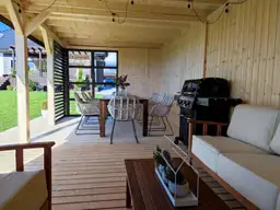 Elegancka altanka z drewna – miejsce w ogrodzie, które zachwyca stylem i funkcjonalnością