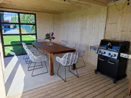 Duża drewniana wiata imprezowa – przestrzeń, która pomieści Twoich gości podczas przyjęć