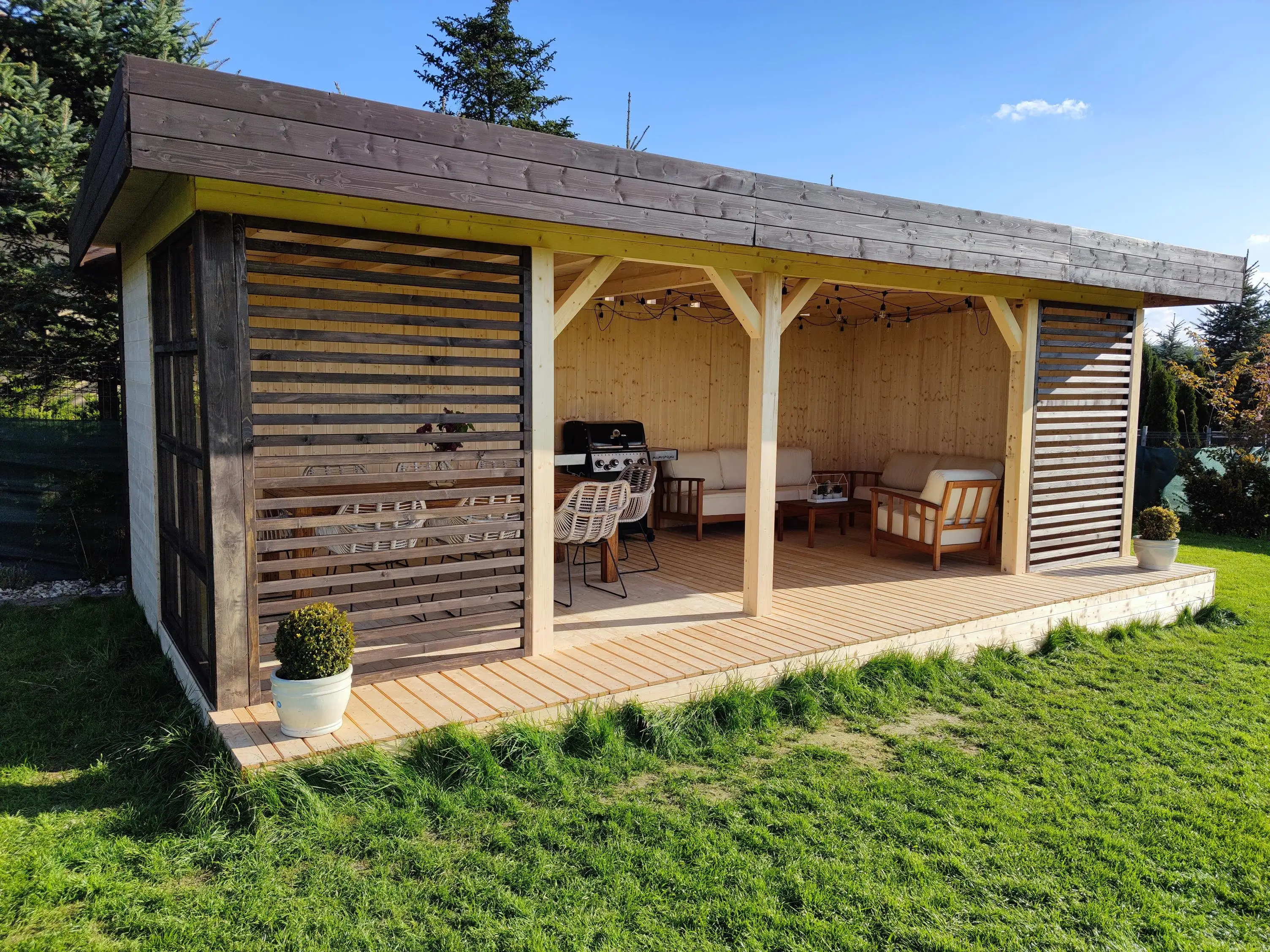 Luksusowa altanka z drewna – wyjątkowe miejsce relaksu w ogrodzie z odrobiną elegancji