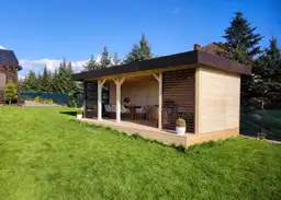 Drewniana altanka ogrodowa – idealne schronienie przed słońcem i deszczem w Twoim ogrodzie