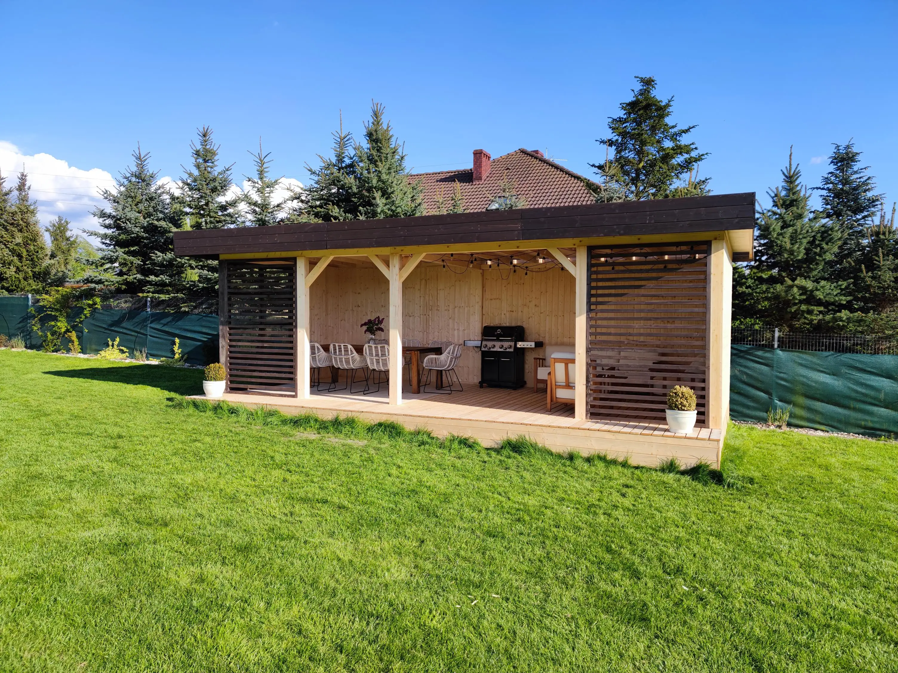 Przestronna wiata wypoczynkowa z drewna – nowoczesny design, który doda uroku każdej posesji