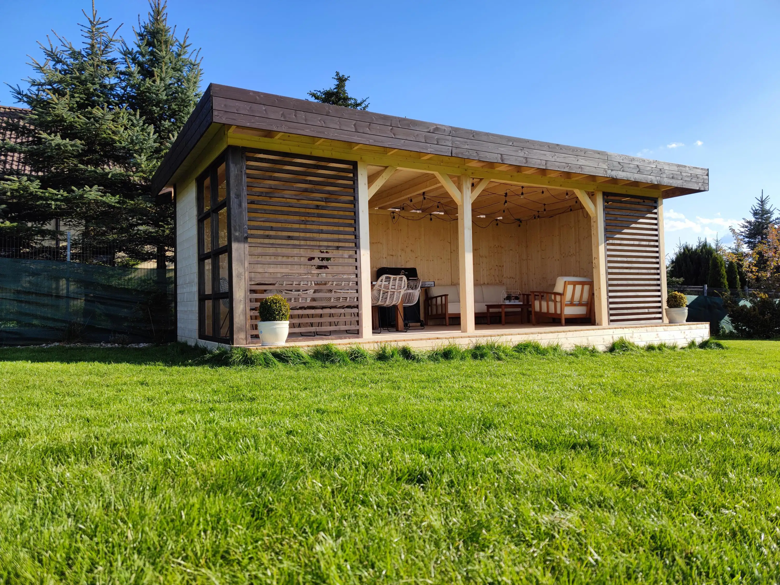 Drewniane zadaszenie ogrodowe na grilla – funkcjonalne i stylowe rozwiązanie na lato