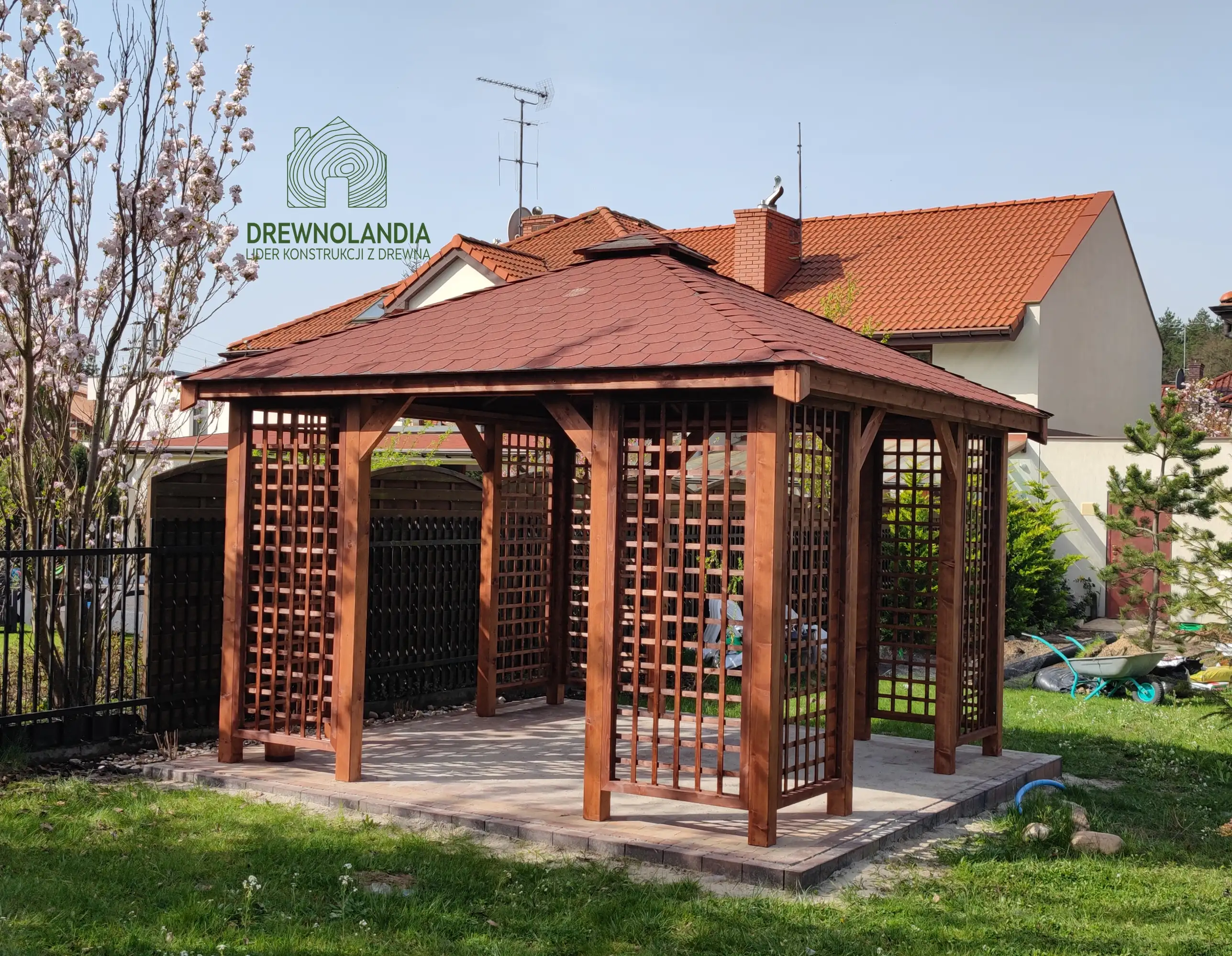 Drewniana altanka Ewa o wymiarach 3x3 m, idealna na działkę