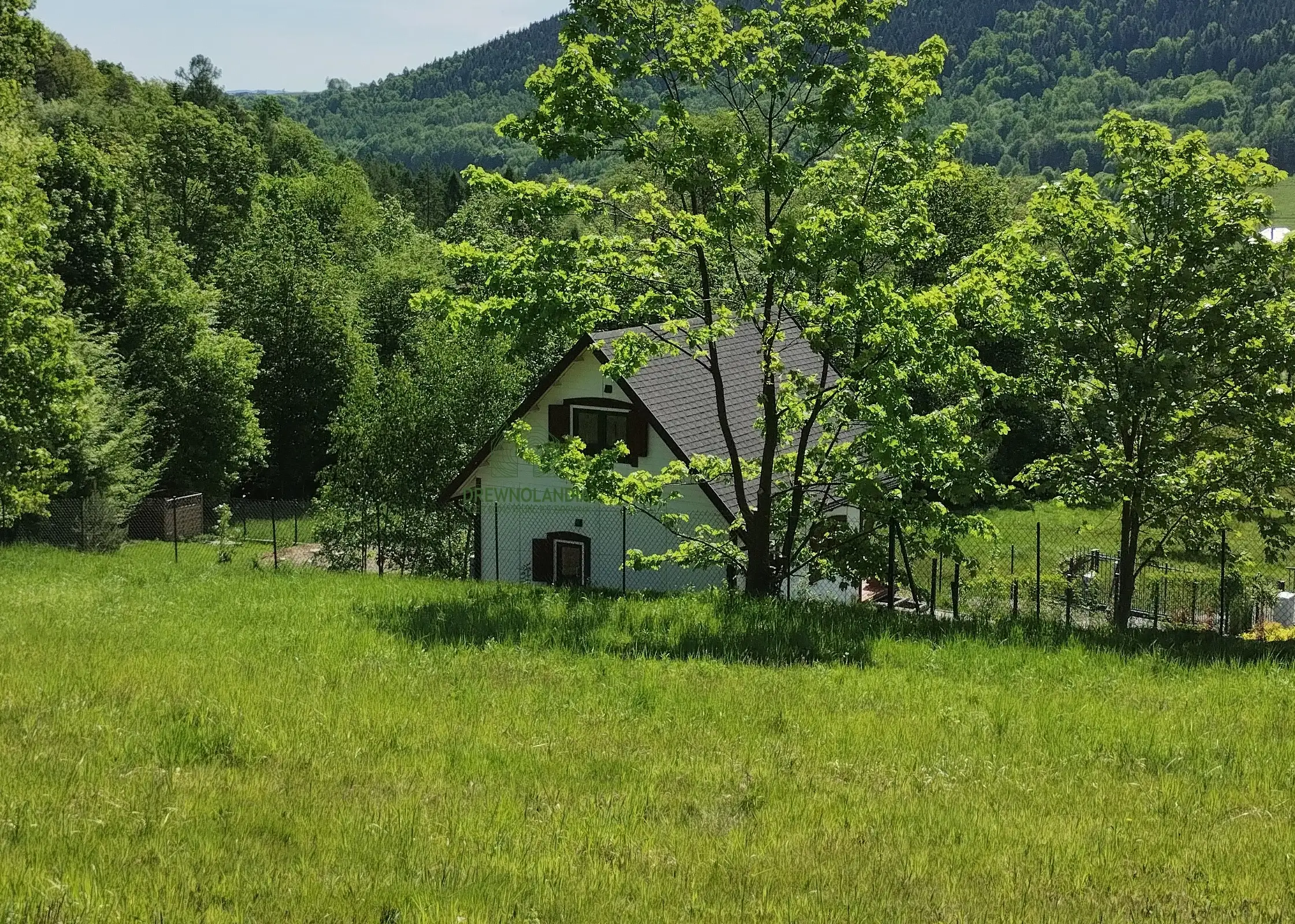 Drewniany domek całoroczny z tarasem i antresolą – model CRA10 PLUS