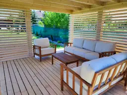 Altana Coral – wytrzymała konstrukcja z drewna do ogrodu i na działkę