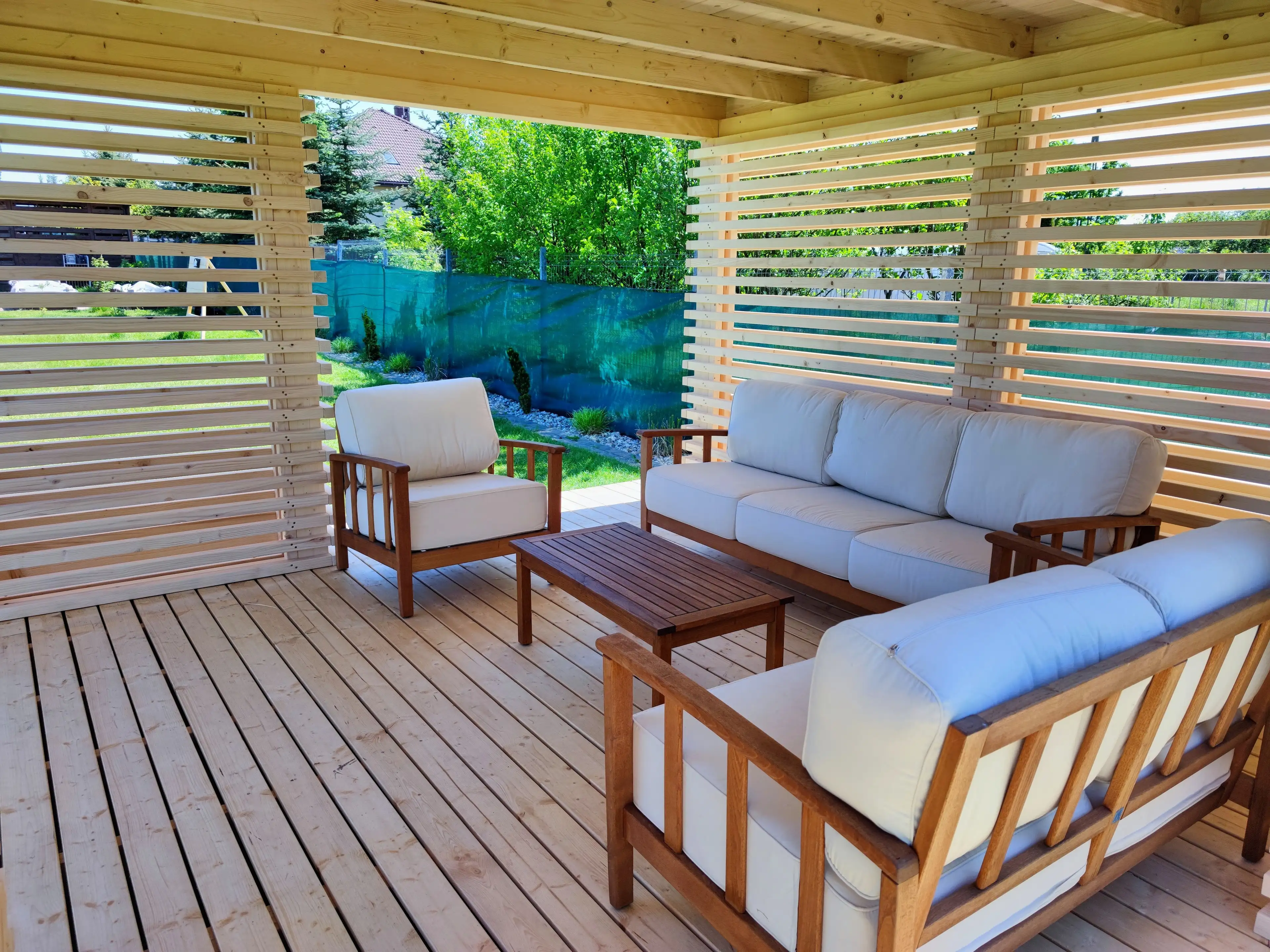 Altana Coral – wytrzymała konstrukcja z drewna do ogrodu i na działkę