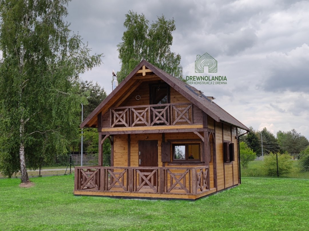 Drewniany domek letniskowy z balkonem Igor, 5x5m, Drewnolandia, idealny na działkę