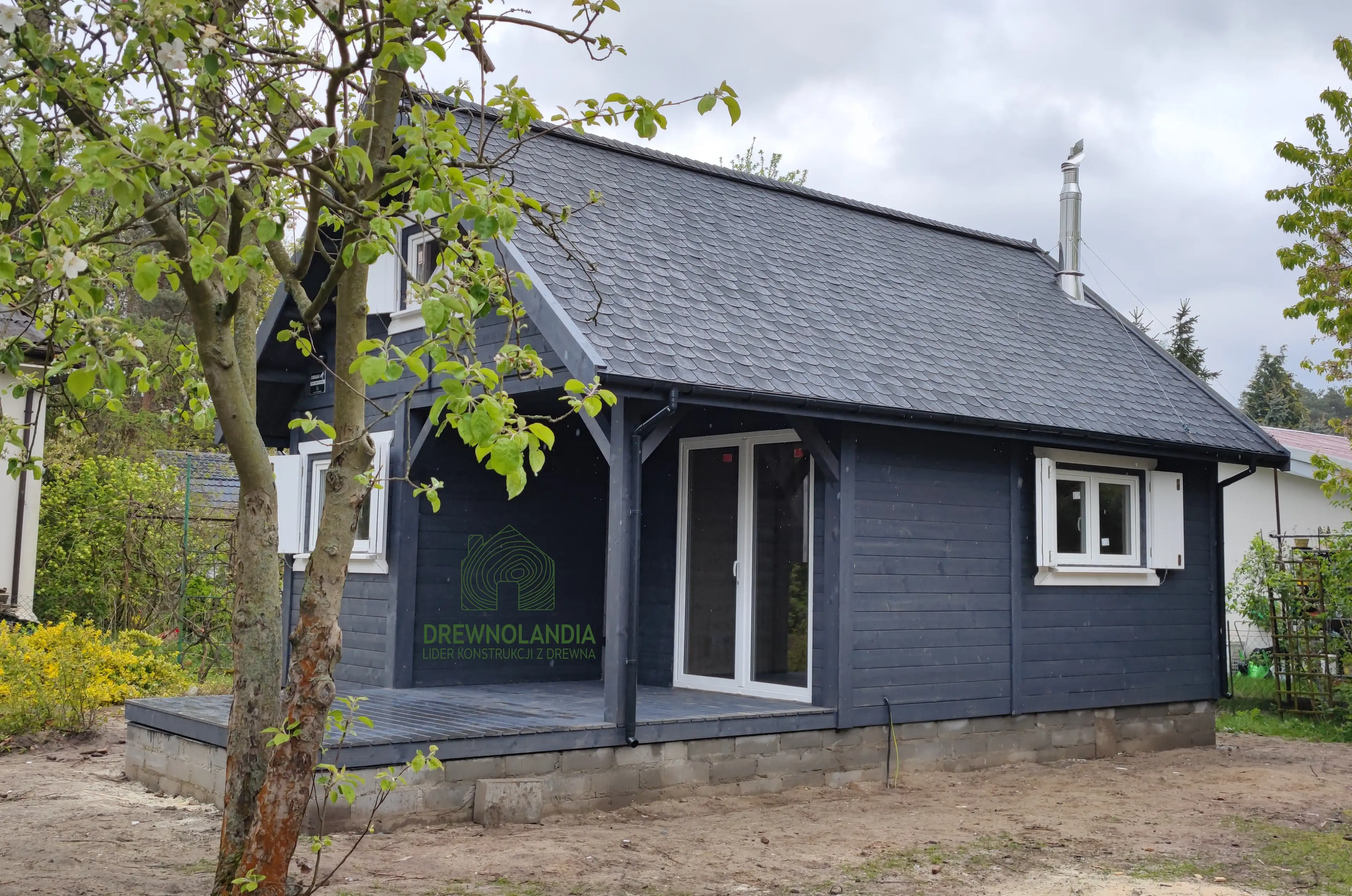 Fabian IV – domek letniskowy z antresolą, nowoczesny projekt Drewnolandia