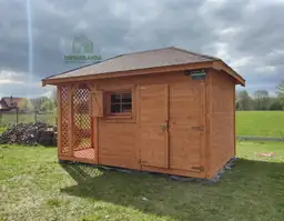 Drewniany domek Kacper z drewutnią, wykonany z wysokiej jakości drewna